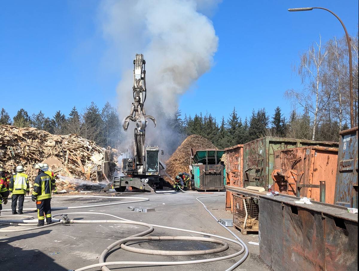 Brennender Bagger auf Recyclinghof