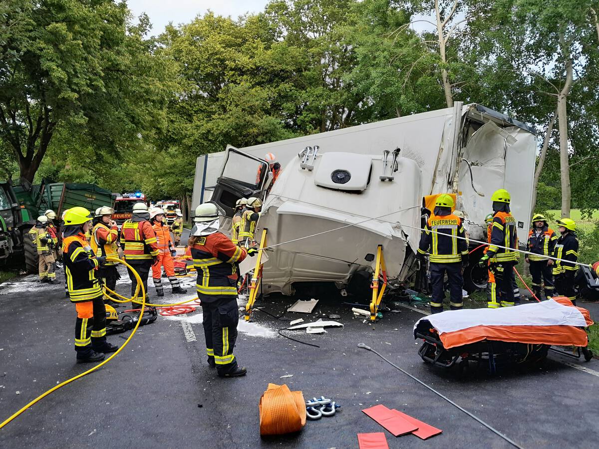 Verkehrsunfall zwischen LKW und Traktorgespann